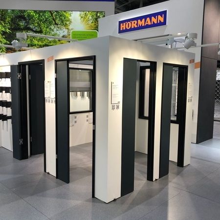 Kleiner aufgebauter Raum auf einer Messe