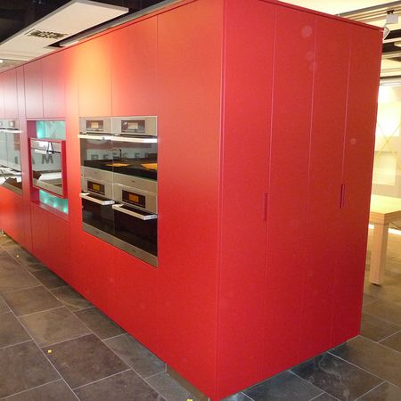 Aufnahme einer roten Küche bei einer Ausstellung