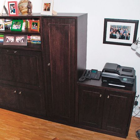 Eine dunkle Kommodenkombination aus Holz