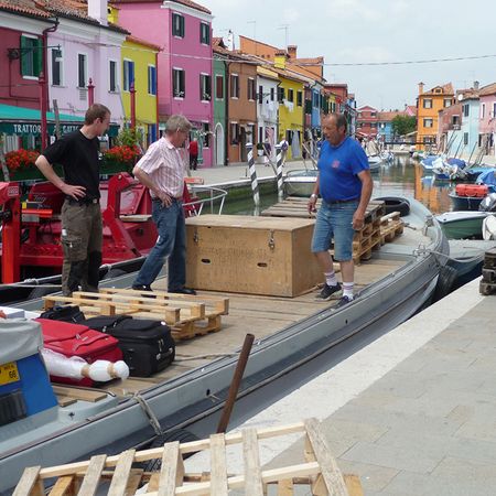 Aufnahme von Menschen, die gerade etwas auf einem Boot für den Transport einladen