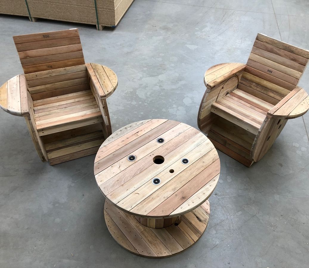 2 Sessel und ein dazugehöriger Tisch aus Holz