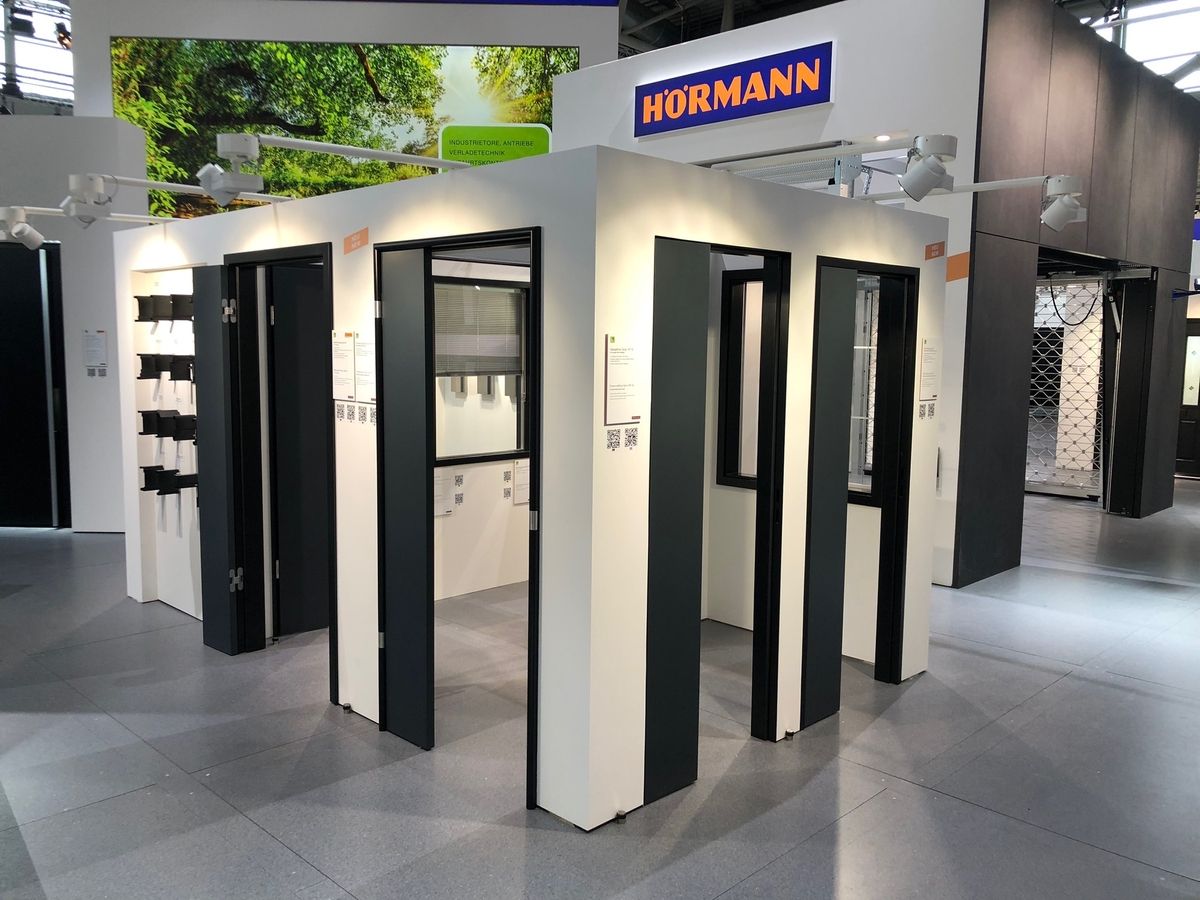 Kleiner aufgebauter Raum auf einer Messe