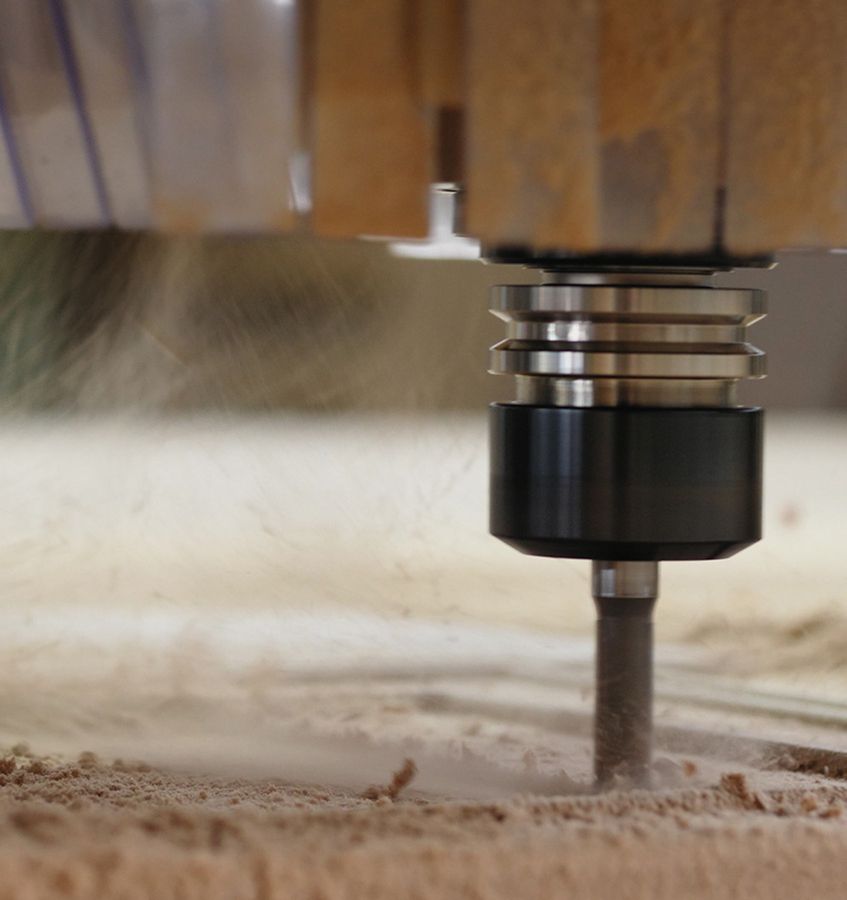 Spanplattenfräsen an der CNC-Maschine aus nächster Nähe