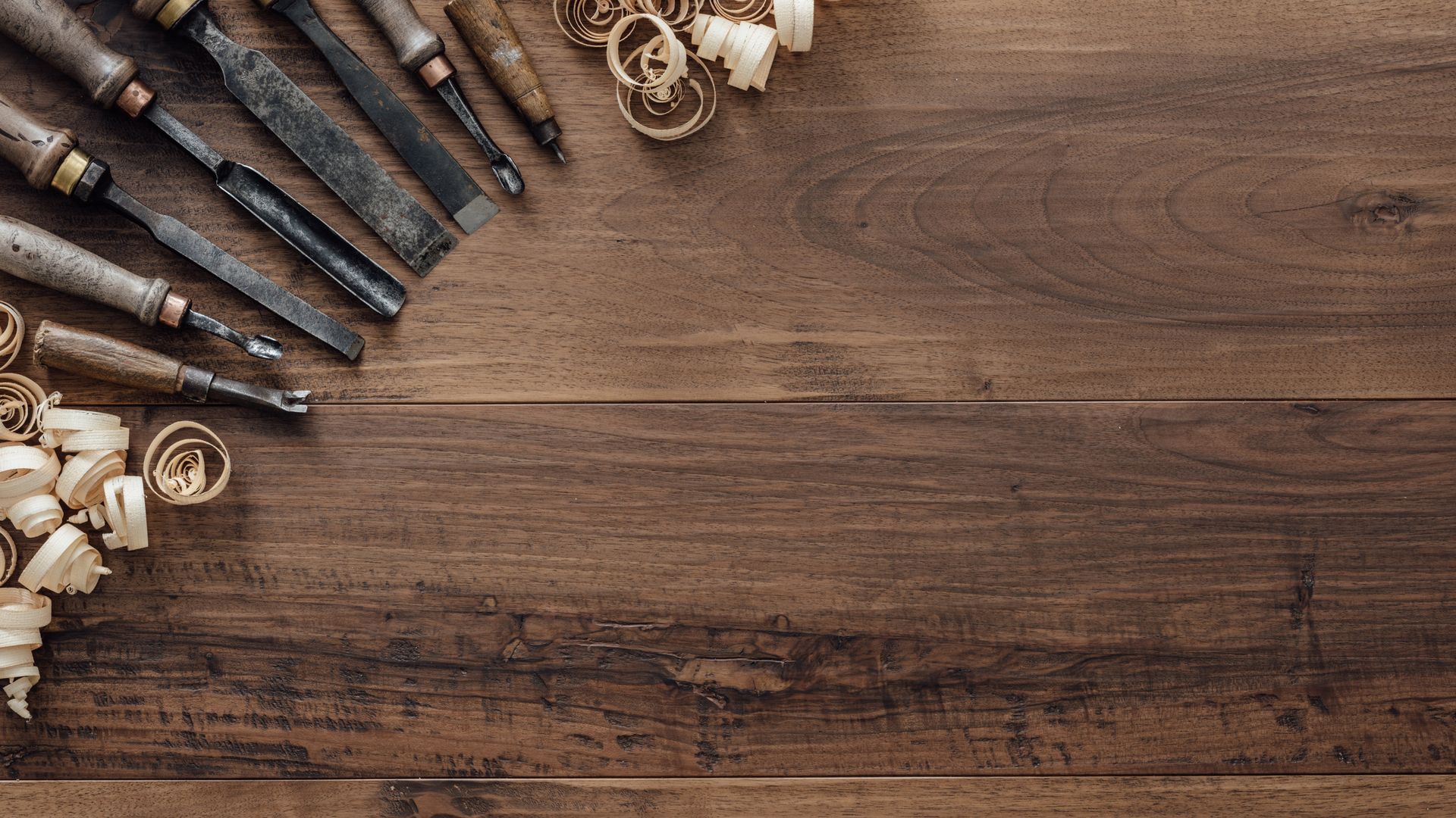 Diverses Tischlerwerkzeug auf einem Holztisch