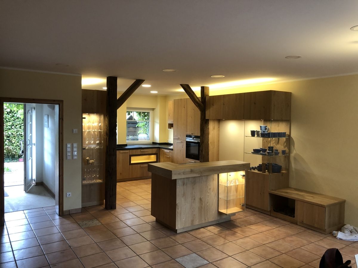 Modern sanierte Küche mit Ambientebeleuchtung